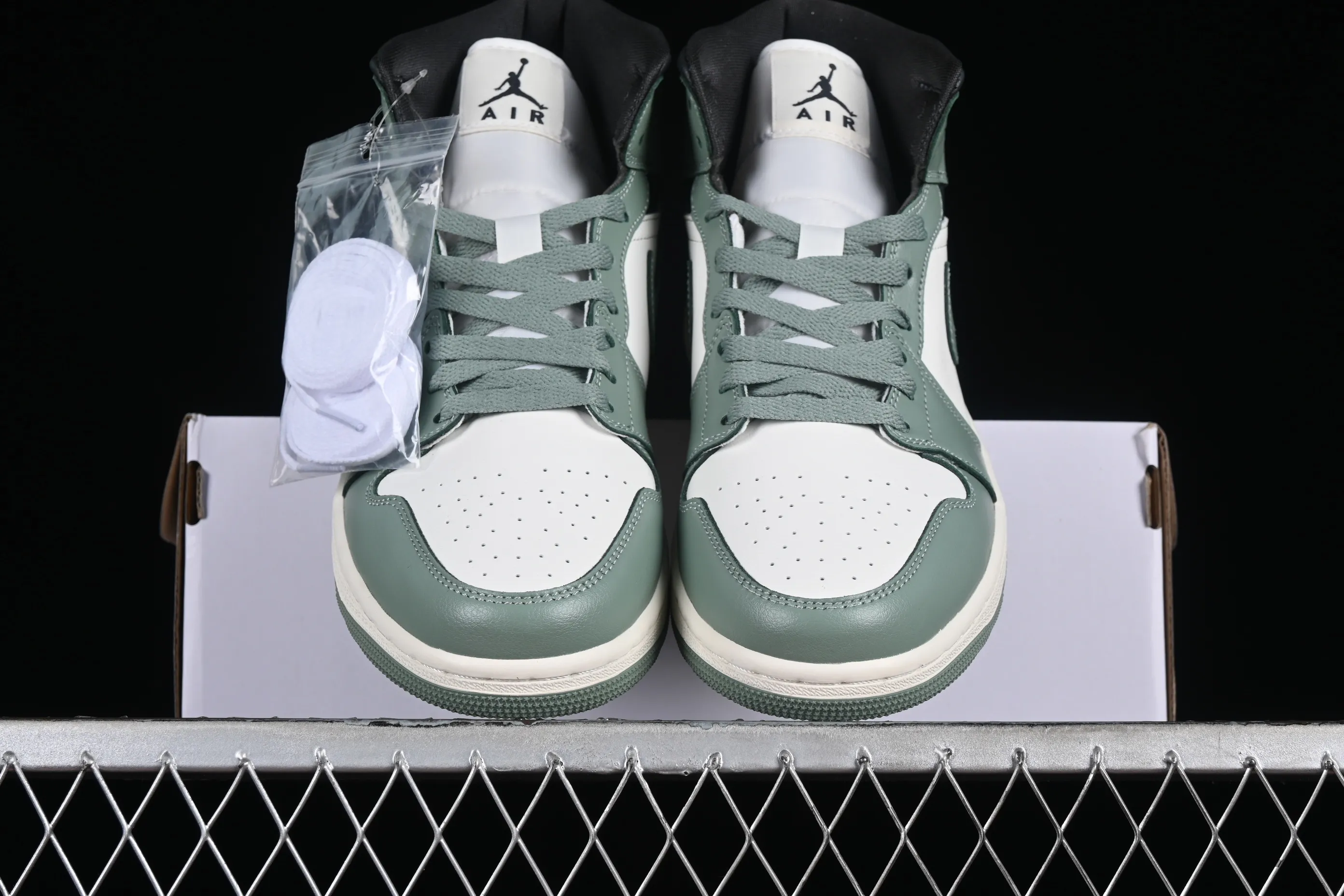 All categories Air Jordan Jordan series basketball shoes Air Jordan 1 Mid Air Jordan 1 Mid AJ1 Joe 1 fresh warm green Zhongbang basketball shoes BQ6472-130